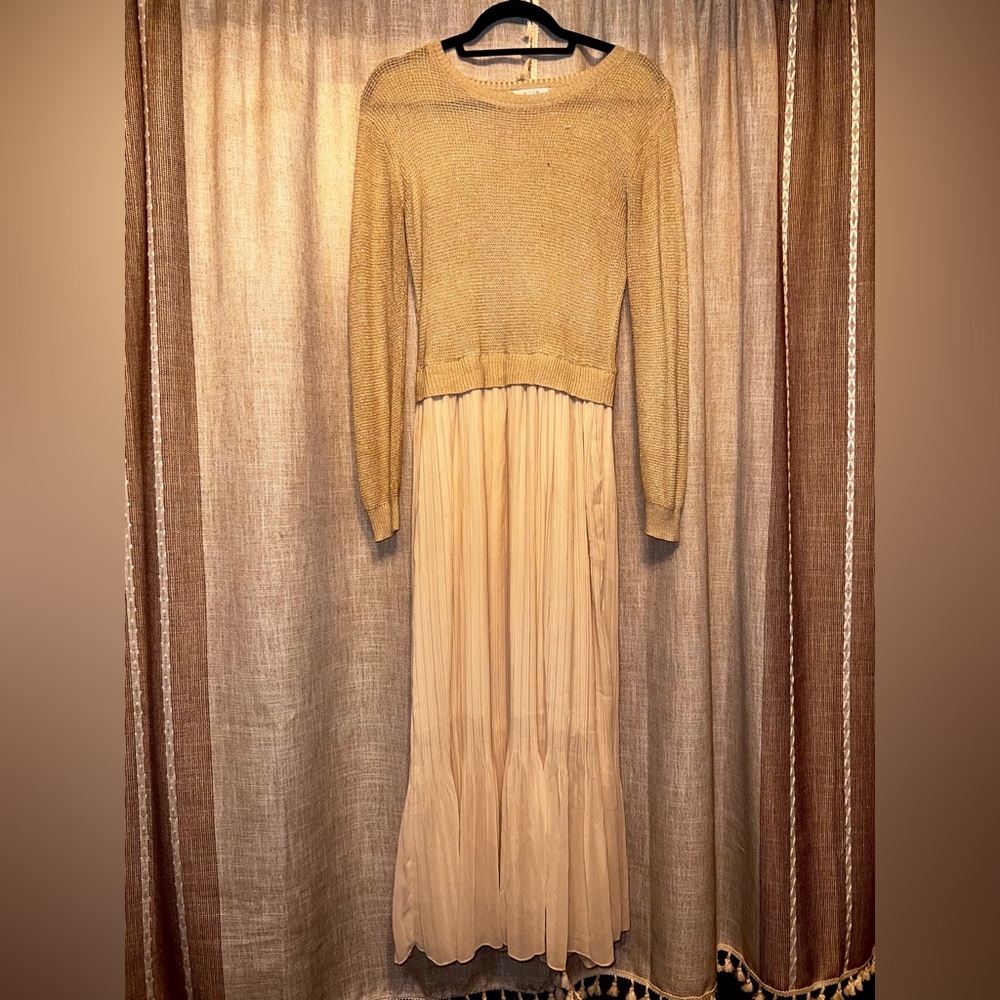 Brand: HYPR Color: tan / crème Size: medium